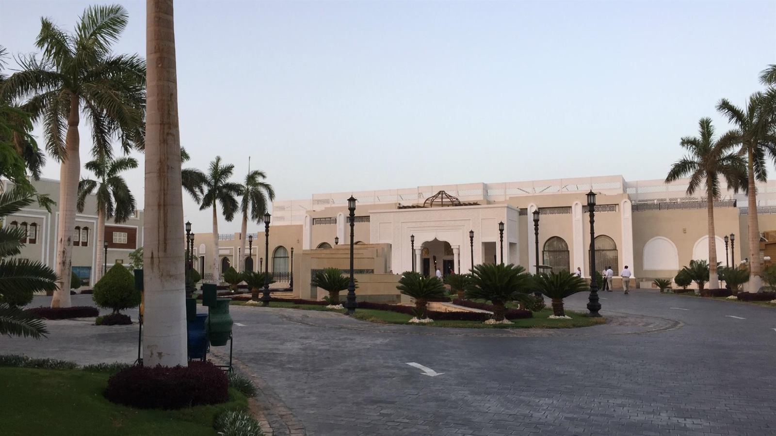 SUNRISE Arabian Beach Resort – Grand Select entrance in Sharks Bay